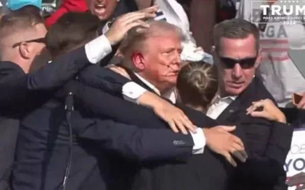 Trump sale herido en la oreja durante un mitin de campaña en Pensilvania