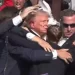 Trump sale herido en la oreja durante un mitin de campaña en Pensilvania