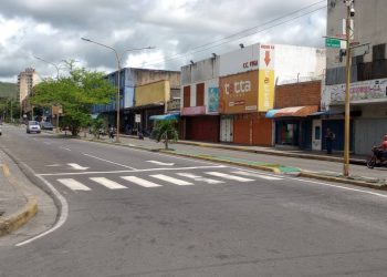 Calles desoladas en el centro de Valencia; comercios cerrados
