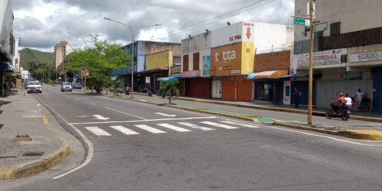 Calles desoladas en el centro de Valencia; comercios cerrados
