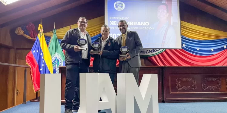Director de En Conexión Radio Web recibió el Reconocimiento Orel Sambrano