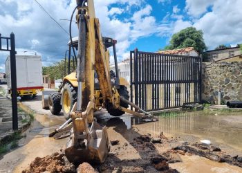 Alcaldía de Los Guayos sustituye colector de aguas servidas en sector Paraparal