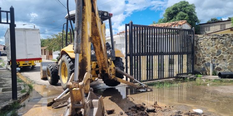 Alcaldía de Los Guayos sustituye colector de aguas servidas en sector Paraparal