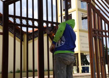 La Alcaldía de San Diego realiza mantenimiento en la fachada de la iglesia en La Esmeralda