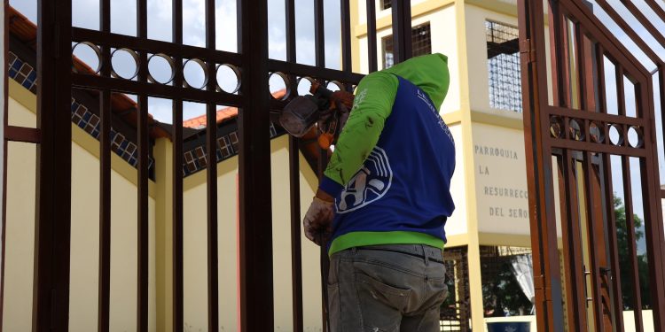 La Alcaldía de San Diego realiza mantenimiento en la fachada de la iglesia en La Esmeralda