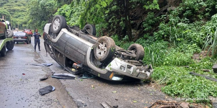 Un lesionado en accidente en la autopista Puerto Cabello-Valencia; se volcó una camioneta