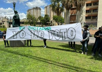 Grupo de jóvenes protestaron en contra de las elecciones presidenciales: “Yo así no voto”
