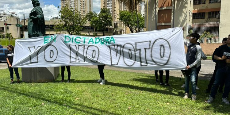 Grupo de jóvenes protestaron en contra de las elecciones presidenciales: “Yo así no voto”