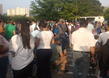 En Naguanagua hay electores en cola desde las 2:00 de la mañana; el proceso va muy lento