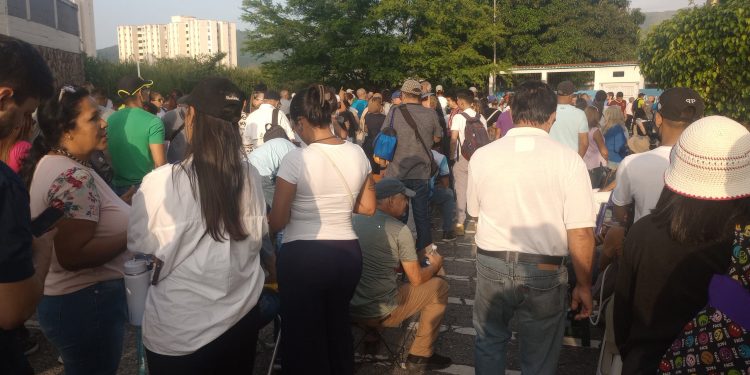 En Naguanagua hay electores en cola desde las 2:00 de la mañana; el proceso va muy lento