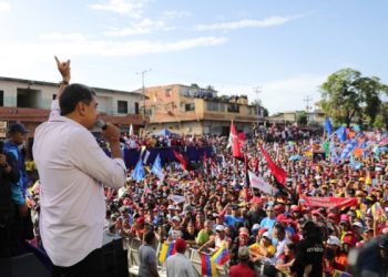 Maduro dice que la banca privada debería dar por lo menos 500 mil financiamientos