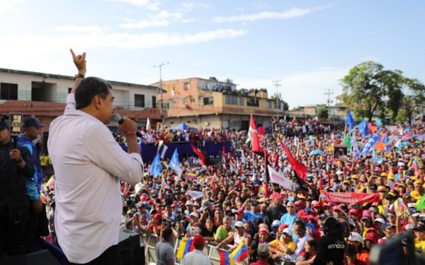 Maduro dice que la banca privada debería dar por lo menos 500 mil financiamientos