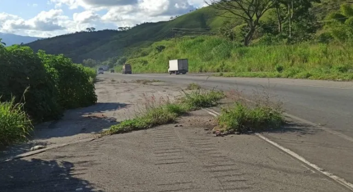 Solicitan reparación a falla de borde en curva de Bellorín en vía hacia Bejuma