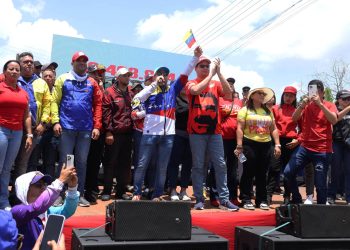 Dirigentes y afectos al oficialismo salieron a marchar y se concentraron en el sur de Valencia