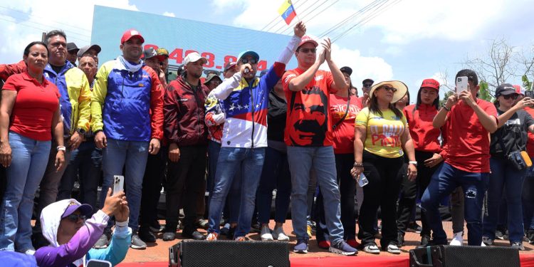 Dirigentes y afectos al oficialismo salieron a marchar y se concentraron en el sur de Valencia