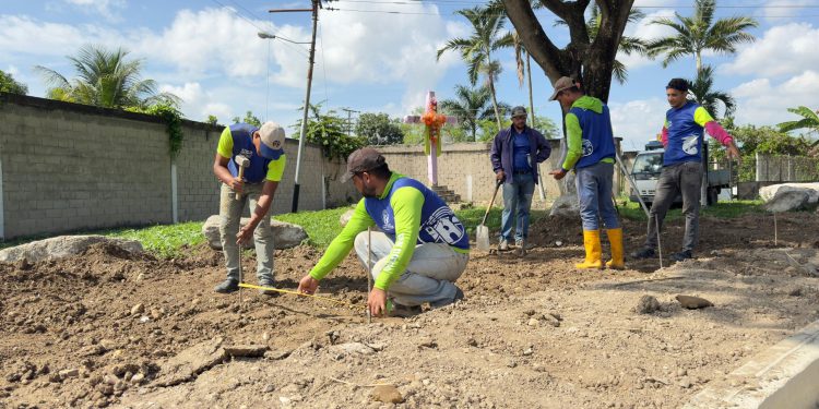 Vialsandi construye brocales y acera en la entrada del Pueblo de San Diego