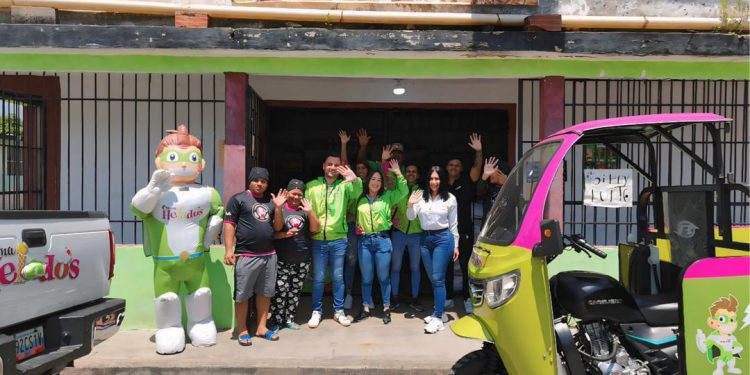 Crema Helados donó congelador e insumos a panadería familiar para apoyar el emprendimiento