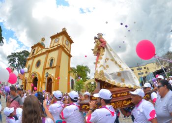 Una multitud de feligreses acompañó en procesión a la Patrona de Naguanagua
