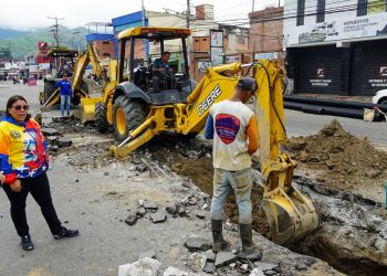 Alcaldesa Ana González supervisó labores de rehabilitación de la red de aguas servidas en intersección de la Carretera Nacional con Av. Universidad