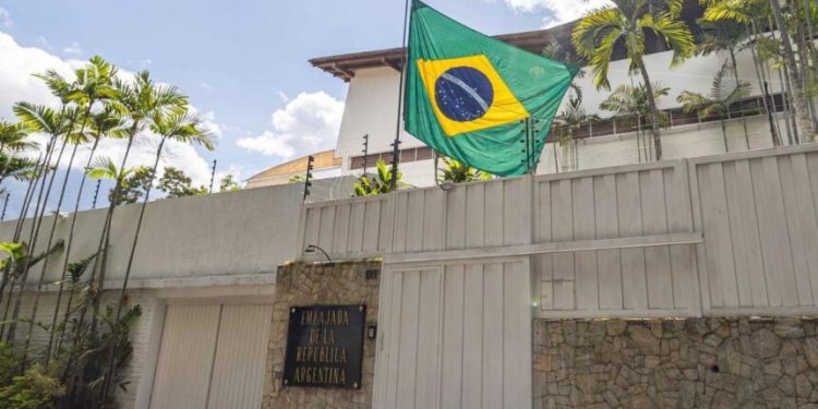 Brasil dice que seguirá custodiando embajada de Argentina en Caracas hasta que otro Estado se encargue