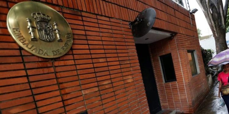 Oficialismo cita al embajador de España por «palabras injerencistas» de ministra de Defensa