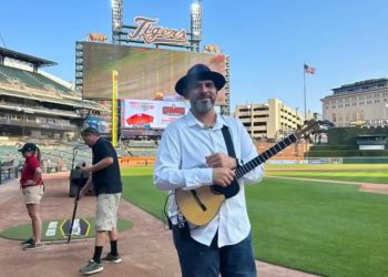 Venezolano Jorge Glem interpretó el himno de EE UU con un cuatro para celebrar Mes de Herencia Hispana