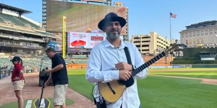 Venezolano Jorge Glem interpretó el himno de EE UU con un cuatro para celebrar Mes de Herencia Hispana