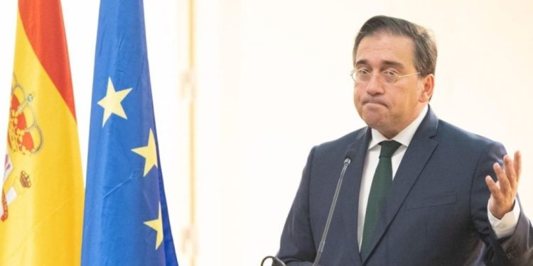 Albares exige al vicecanciller venezolano acceso consular a los dos españoles detenidos