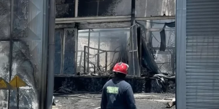 Hurtan motos durante incendio en galpón de Yamaha en Caracas