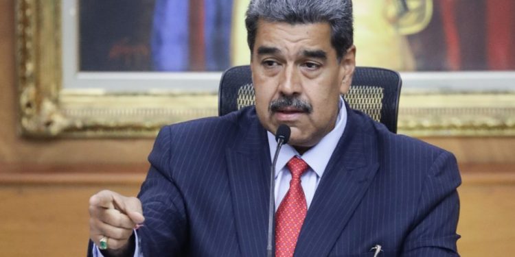 Maduro dice respetar la decisión de González Urrutia de salir de Venezuela a España