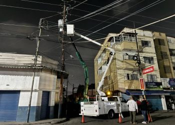 Alcaldía de Naguanagua y Corpoelec sustituyeron dos transformadores averiados en la calle Los Naranjos de Casco Central