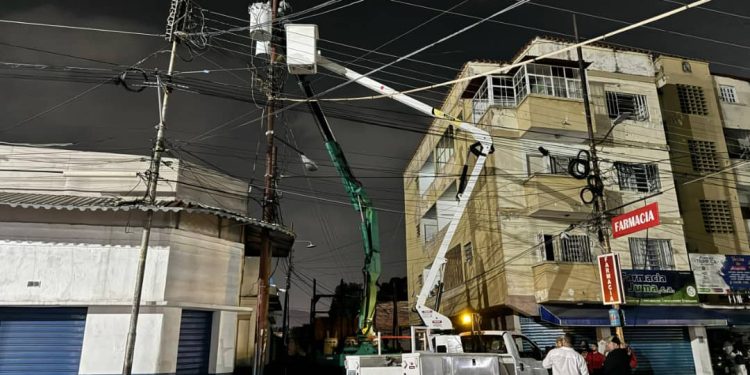 Alcaldía de Naguanagua y Corpoelec sustituyeron dos transformadores averiados en la calle Los Naranjos de Casco Central