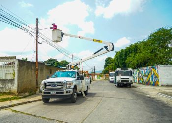 Mil 600 familias de la comunidad Arturo Michelena cuentan con calles alumbradas gracias a la instalación de nuevas lámparas led