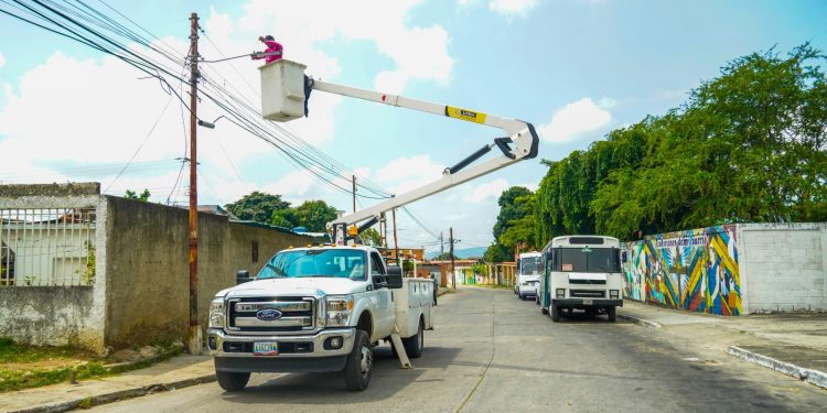 Mil 600 familias de la comunidad Arturo Michelena cuentan con calles alumbradas gracias a la instalación de nuevas lámparas led