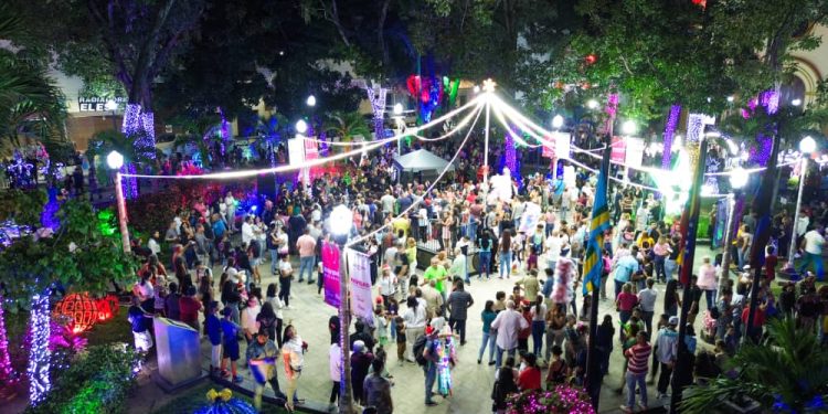 Dieron la bienvenida a la Navidad desde la Plaza Bolívar de Naguanagua