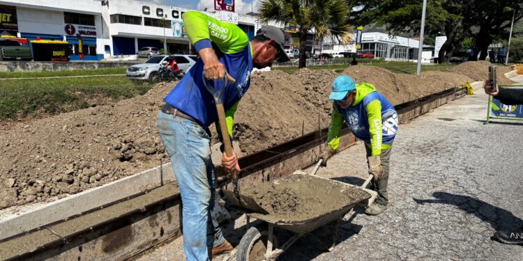 Vialsandi ejecuta obra de 120 metros lineales de muro brocal en la Don Julio Centeno
