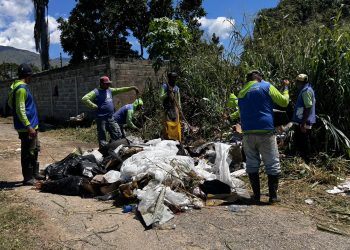 Fumcosandi realiza operativo de limpieza y recolección de escombros en Sabana del Medio