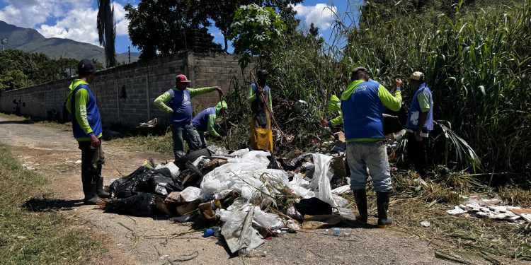 Fumcosandi realiza operativo de limpieza y recolección de escombros en Sabana del Medio