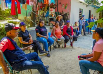 Alcaldesa Ana González realizó un recorrido casa a casa para atender a vecinos de Malagón