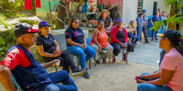 Alcaldesa Ana González realizó un recorrido casa a casa para atender a vecinos de Malagón
