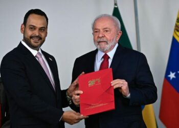 Embajador venezolano regresa a Brasil dos semanas después de ser llamado a consultas