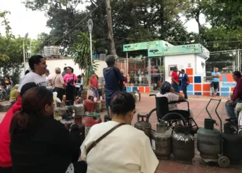 Dos días de cola para obtener gas doméstico en Naguanagua