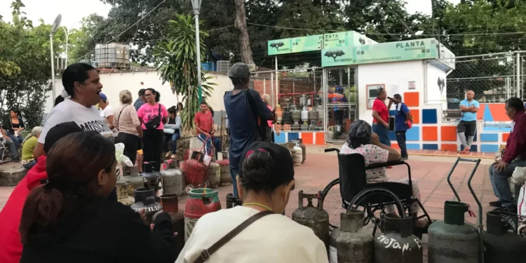 Dos días de cola para obtener gas doméstico en Naguanagua