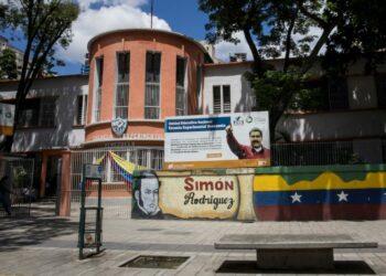 Gobierno pide actuar ante «amenaza» de las redes sociales