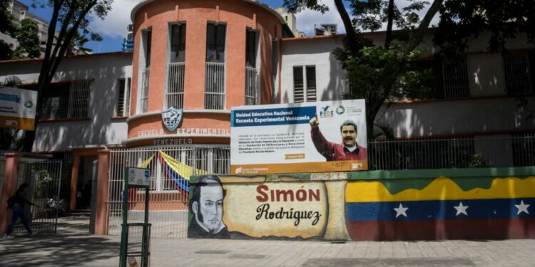 Gobierno pide actuar ante «amenaza» de las redes sociales