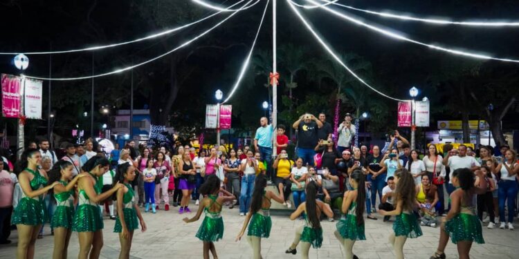 Familias naguanagüenses disfrutan programación navideña en la Plaza Bolívar