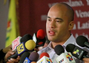 Ministro Rodríguez ordena a escuelas mantener inscripciones abiertas para niños que vuelven al país