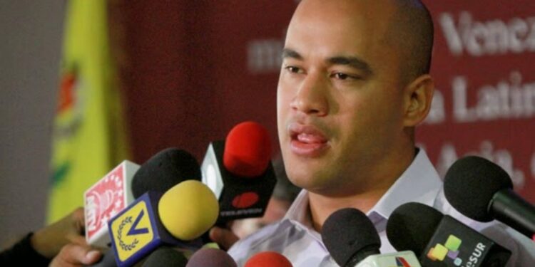 Ministro Rodríguez ordena a escuelas mantener inscripciones abiertas para niños que vuelven al país