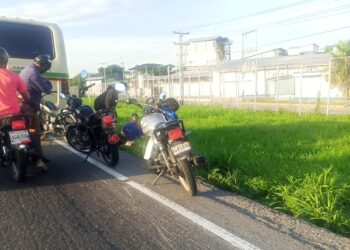 ¡Atención! Motorizado se estrelló contra una buseta en Autopista del Sur