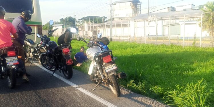 ¡Atención! Motorizado se estrelló contra una buseta en Autopista del Sur